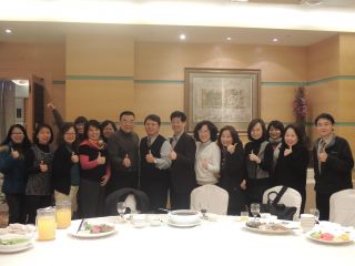 040131歲末人力餐會與連理事長合影